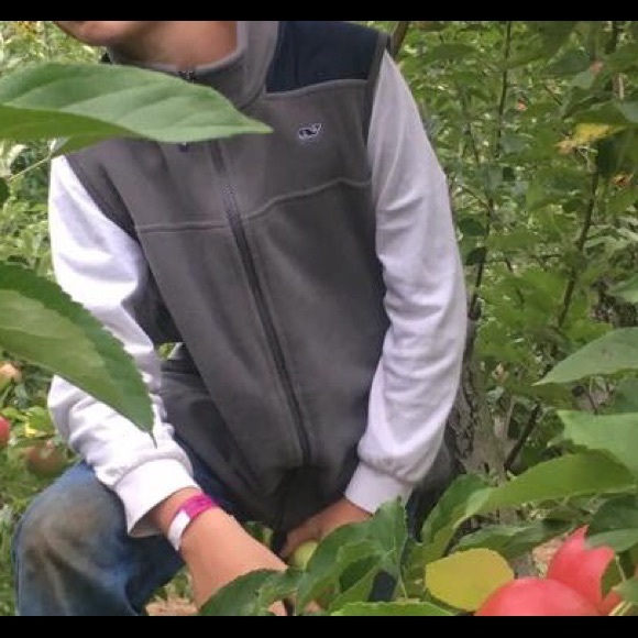 Boys Vineyard Vines vest.  Size 12/14 - Picture 4 of 5